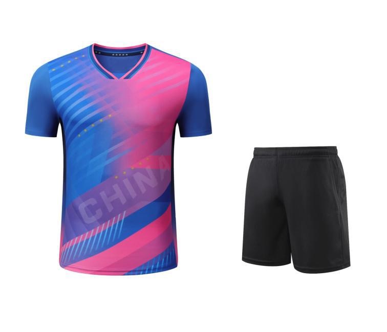 파란색과 빨간색 상의 + 검정색 반바지