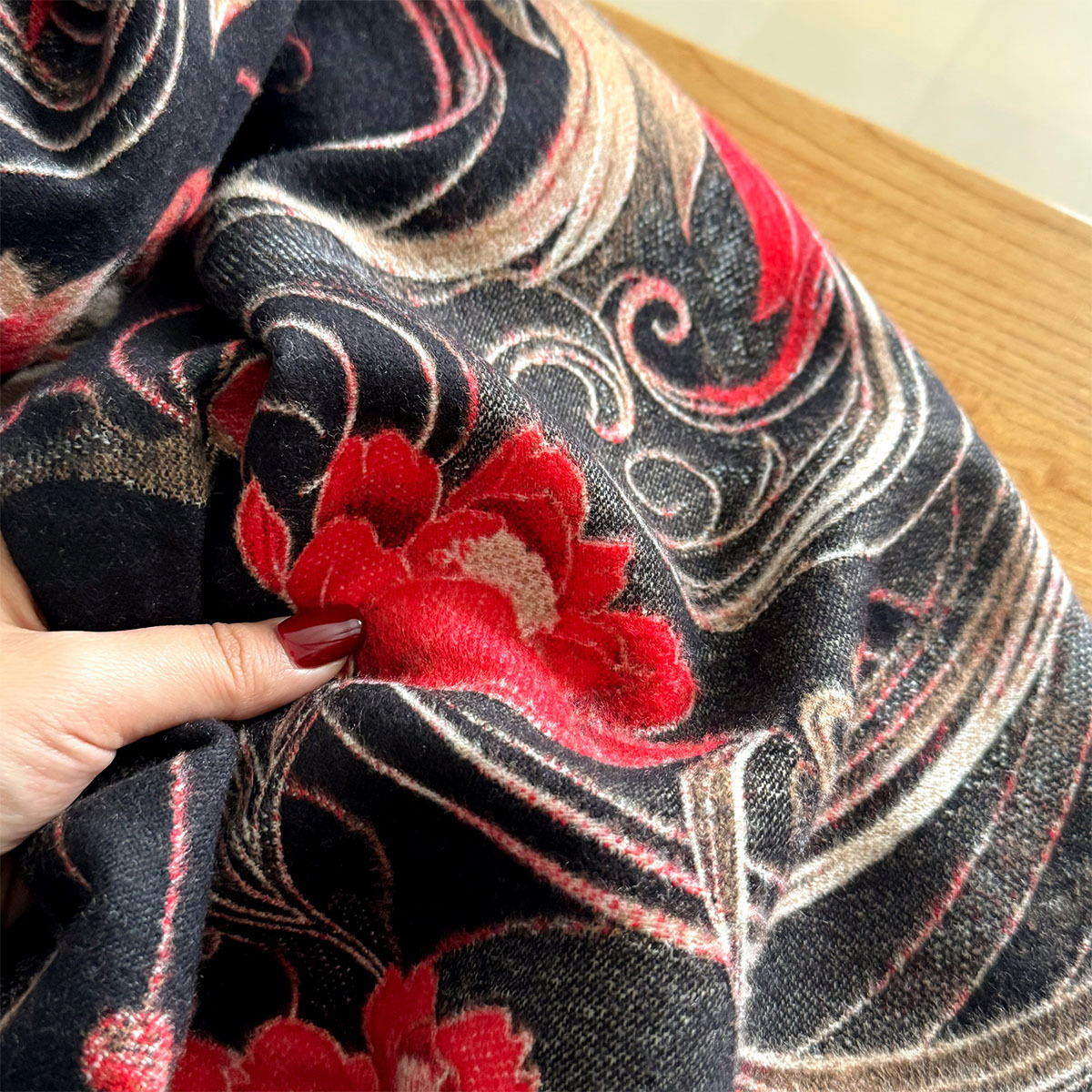 Nova Coleção Outono/Inverno 2026: Cachecol de Caxemira Feminino, Toque Sofisticado, Capa Leve e Luxuosa com a Letra H para o Inverno, Acessório Grosso e Quente para o Pescoço_voghion.com