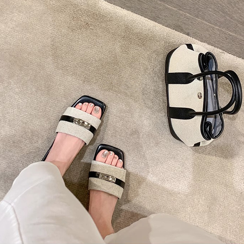 Las mismas zapatillas planas de Su Yinyin ~ Botón de bloqueo de cabeza cuadrada, pantuflas de playa de fondo plano, sandalias de mujer, uso externo