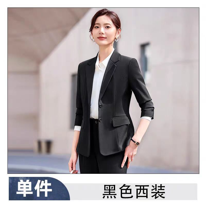 黒い小柄なスーツの女性春秋高級ホテルのフロントの職業作業服の事業はスーツのコートを編みます。|undefined