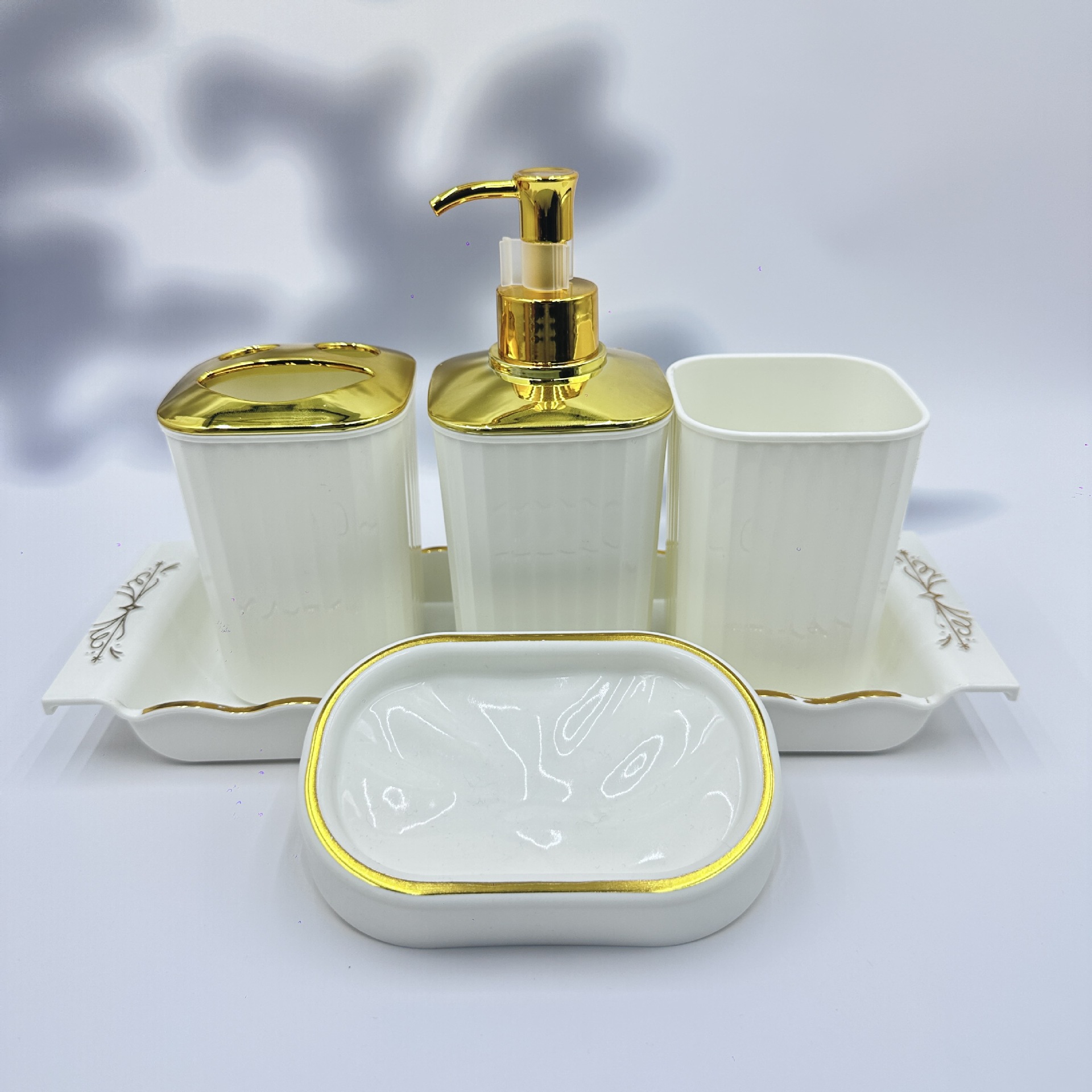 Cuadrado PS. PP material conjunto de baño 5 piezas conjunto de botella de loción cepillo de dientes enjuague bucal caja de jabón bandeja 5 conjuntos