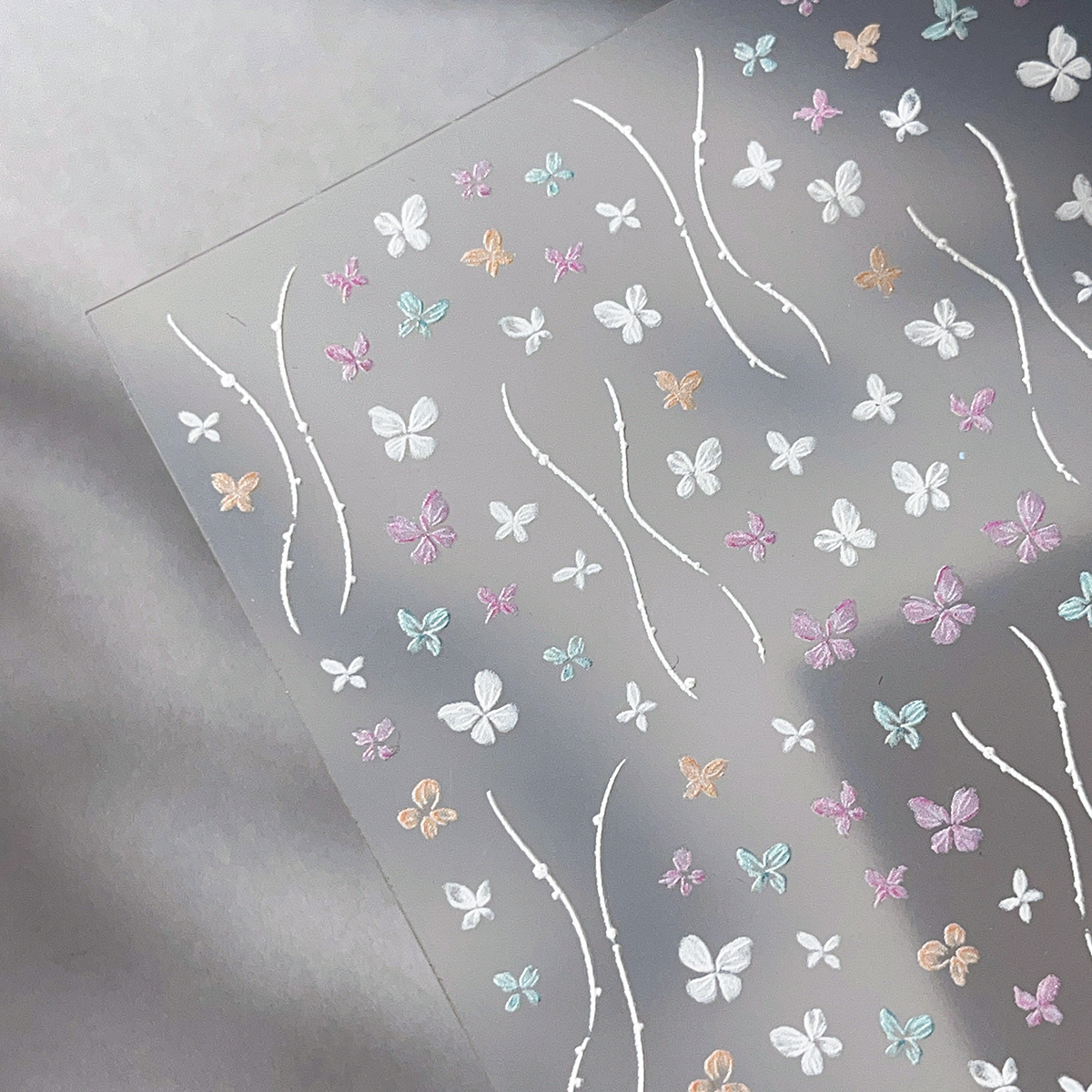 Pegatinas de mariposa de uñas nuevo estilo tridimensional pintado a mano arco de color en relieve exquisito pegamento para uñas decoraciones al por mayor