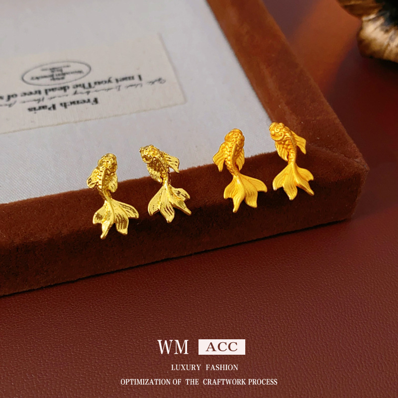 Oro verdadero galvanizado aguja de plata metal koi pendientes de moda universal clavo de temperamento ligero nicho de lujo fábrica de decoración de alto nivel