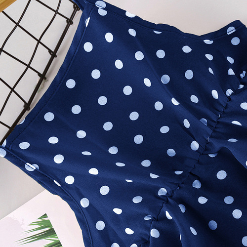 European and American-style kids' clothing for summer 2024: trendy short-sleeve denim jackets and skirts, plus a girls' export-ready outfit.