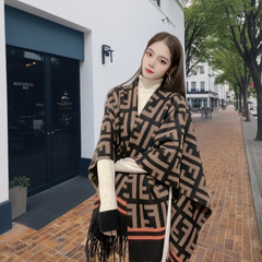 新商品の色合わせのフリンジはカシミヤのストールをまねています。