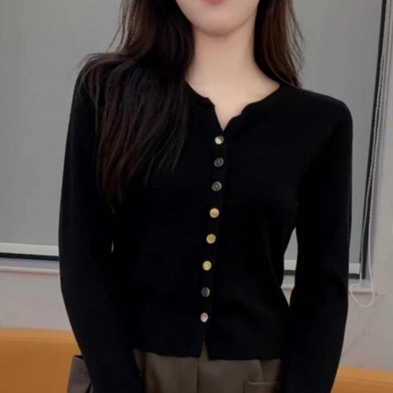 奶系穿搭早秋针织开衫女长袖上衣秋冬装新款韩系温柔风格显瘦毛衣