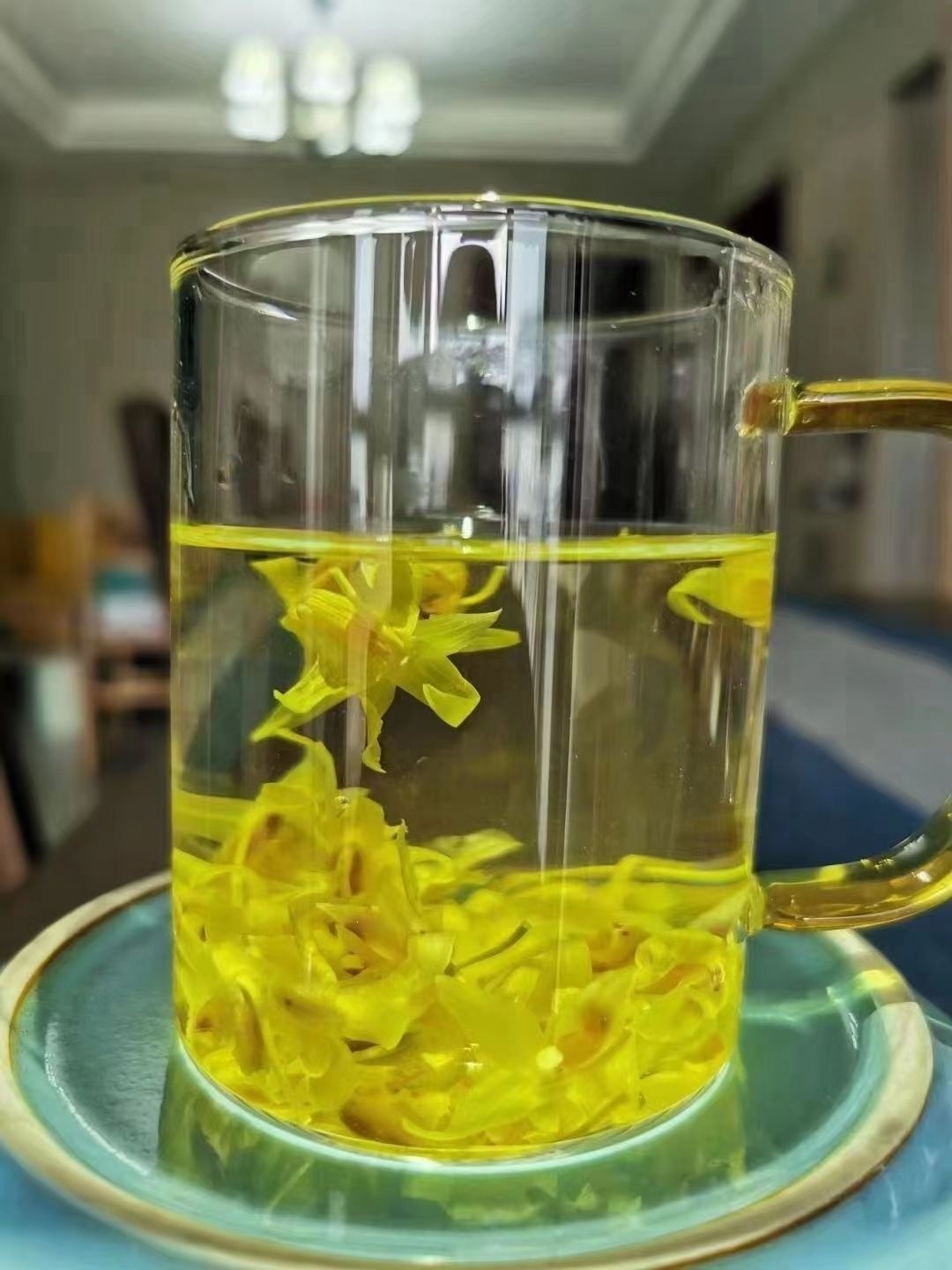 Huo Shan Tie Pi Shi Hu Dried Dendrobium Flowers Herbal Tea 20g Gift Box in use