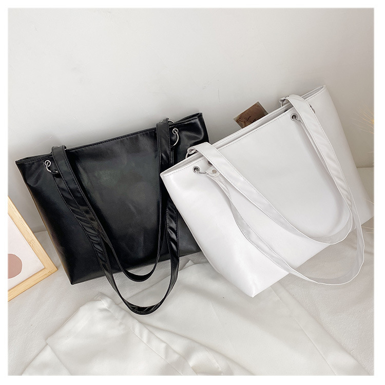 Korean Fashion Shoulder Fold  Chain Diagonal Bucket Bag Wholesale Nihaojewelry display picture 4