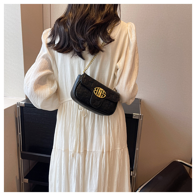 Nuova borsa quadrata piccola in rilievo con trama da donna a catena di marca Xiaoxiang Borsa versatile sotto le ascelle alla moda_voghion.com