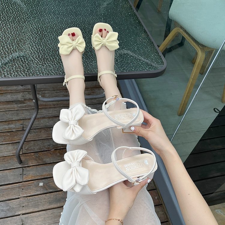Zapatos de cuero suave de tacones altos para mujeres verano 2024 nueva moda de arco de arco universal cómodo con sandalias de tacones gruesos para mujeres