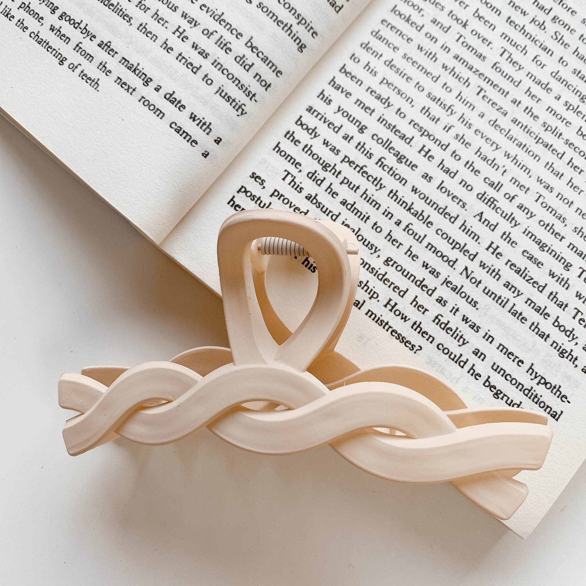 Leche marrón captura clip neto rojo 2022 Nueva horquilla trasera cabeza captura de pelo grande tiburón clip tocado horquilla para las mujeres