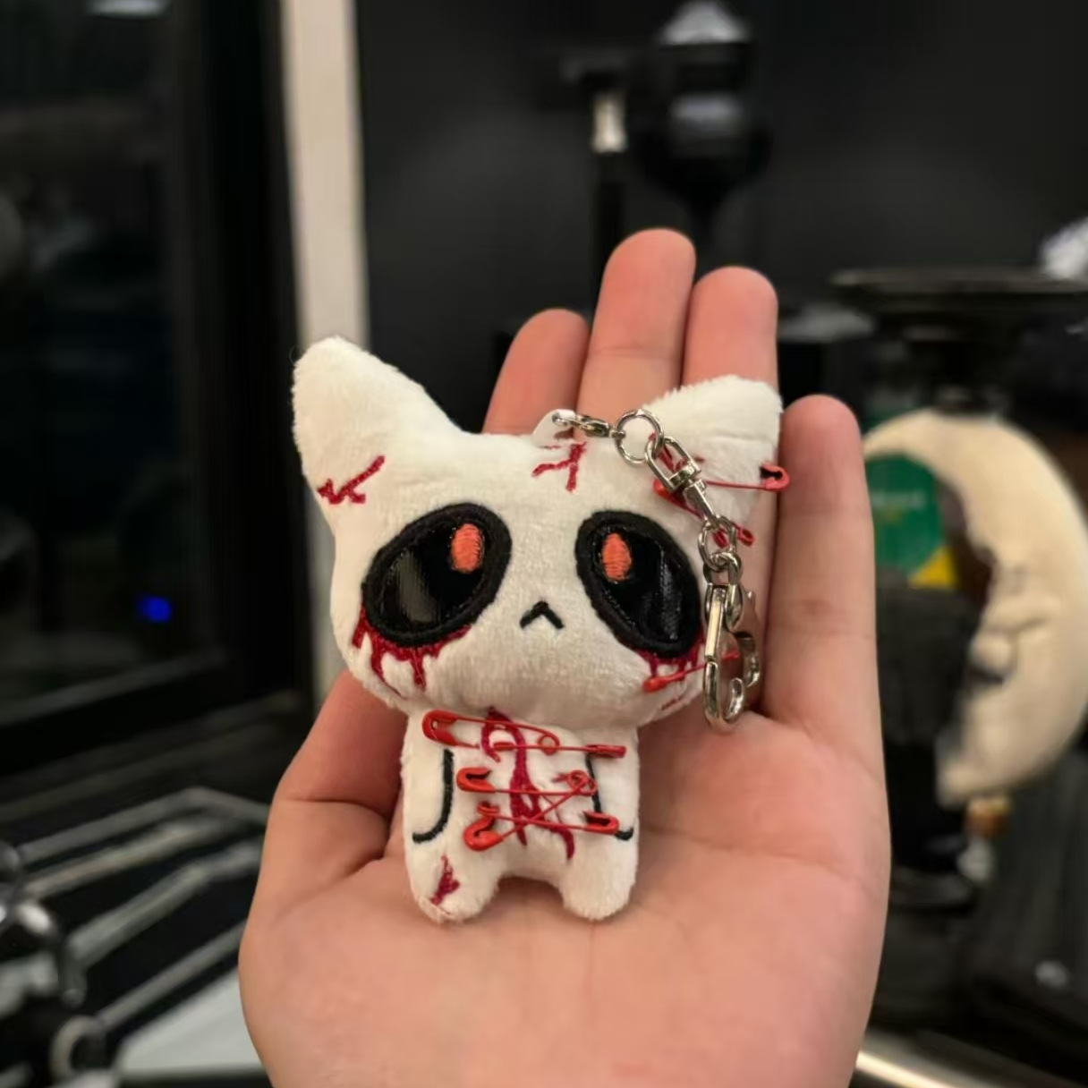 mano rotura pequeña sangre fantasma peluche llavero muñeca muñeca estudiante mochila colgante oscuro ins