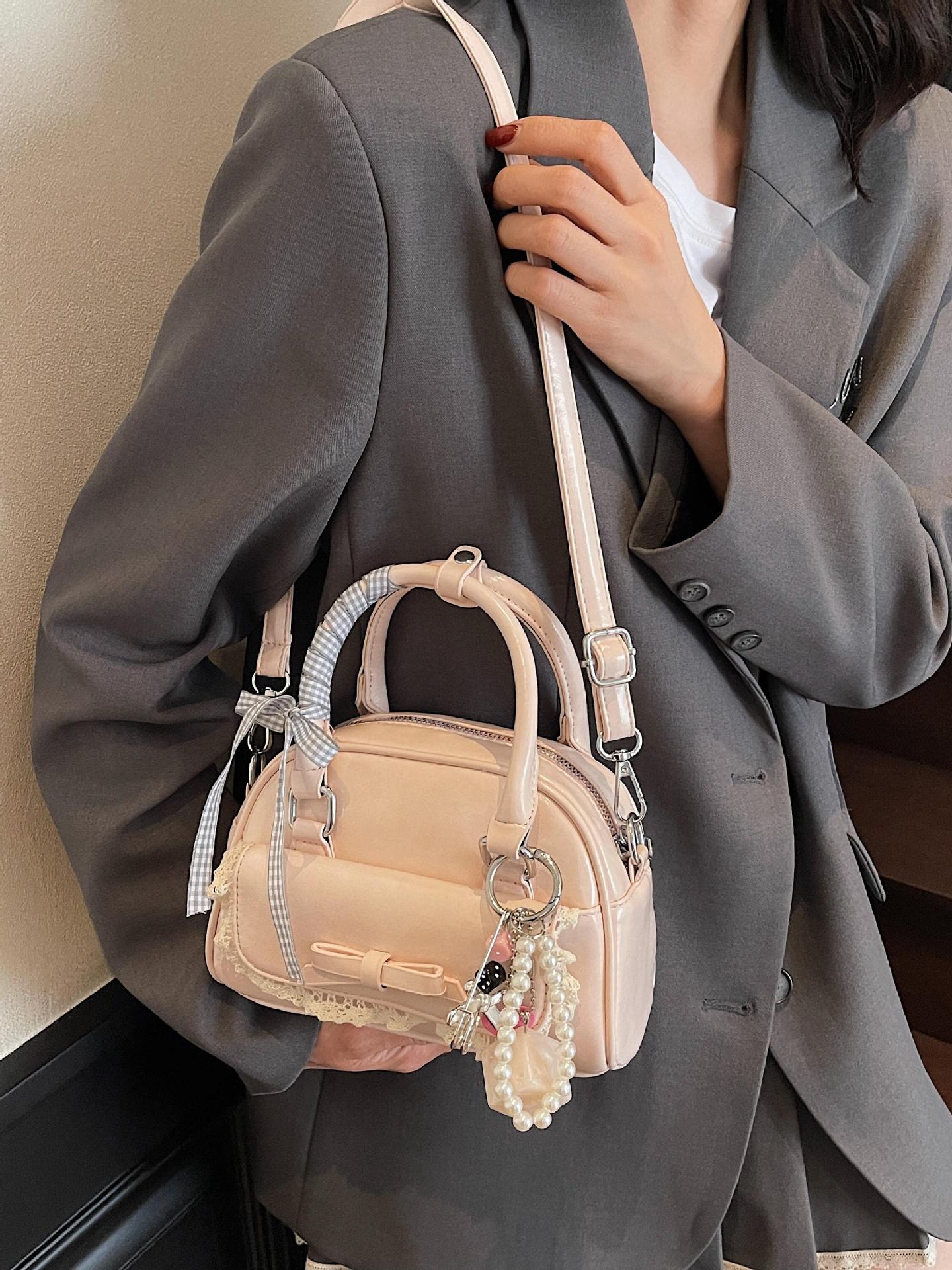 Bolsos pequeños portátiles populares de este año para mujer 2025 nueva moda bolsa de mensajero estilo occidental bolso de hombro casual coreano