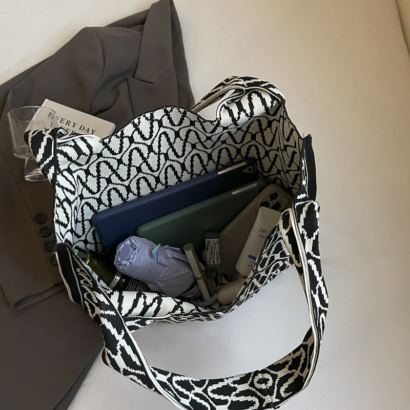 Knitted bags are fashionable and versatile. Knitted tote handbags are new large-capacity shopping bags for women. Single-shoulder bags are new for office workers undefined
