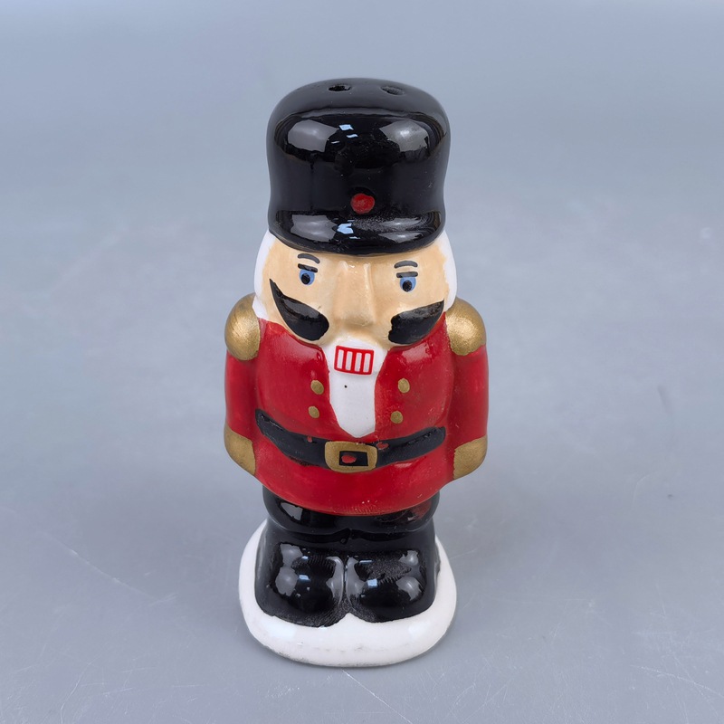 Spot cuidadosamente seleccionado botella de pimienta de cerámica navideña serie muñeco de nieve botella de condimento sólido de cocina porosa de estilo occidental