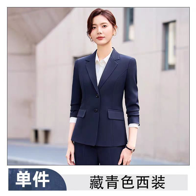 黒い小柄なスーツの女性春秋高級ホテルのフロントの職業作業服の事業はスーツのコートを編みます。|undefined