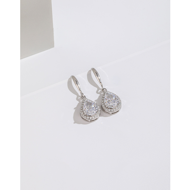S925 plata esterlina Diamante de alto carbono diamante cuadrado aretes nicho femenino temperamento hielo flor Corte pendientes cuadrados exquisitos pendientes de alto grado