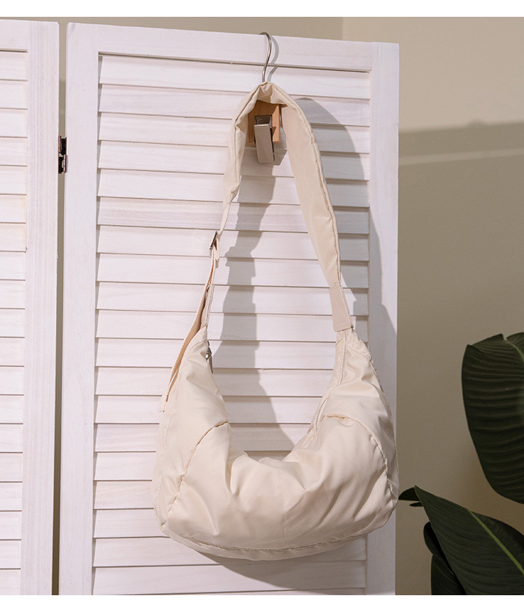 Women's Medium Nylon Solid Color Basic Zipper Cloud Shape Bag display picture 5