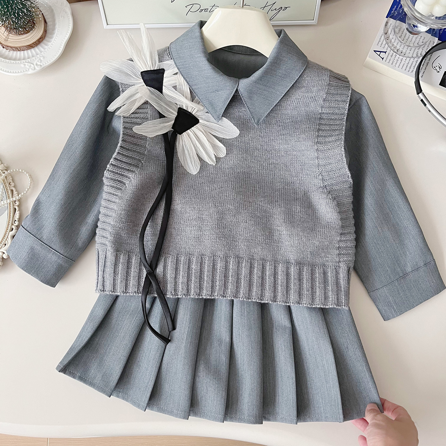 2024 Mädchen Koreanische Version Herbst Strickweste einfarbiges Hemd Faltenrock dreiteiliges Set stilvoll 67371_voghion.com