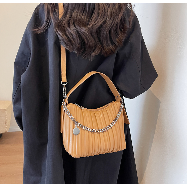 Borse di design di nicchia 2023 Borsa a mano alla moda di nuova moda Estate Senso di alto livello di pieghe borsa a secchiello a tracolla esplosiva_voghion.com