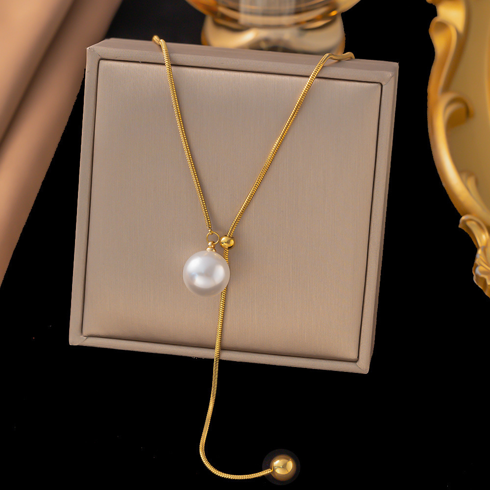 [collar de acero de titanio dorado + acero] collar de amor de nicho con cadena de clavícula avanzada en la moda de lujo ligero femenino
