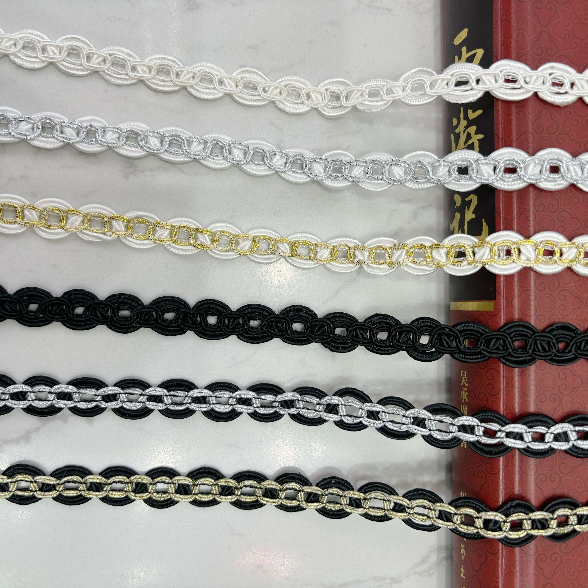 Fábrica en stock Venta Directa estilo étnico encaje con cuerda de pozo oro y plata seda ocho caracteres encaje vestido de novia traje Accesorios