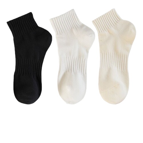 Winter socks women's mid-calf short socks ins trendy versatile high-looking forest style ladies solid color confinement sports socks