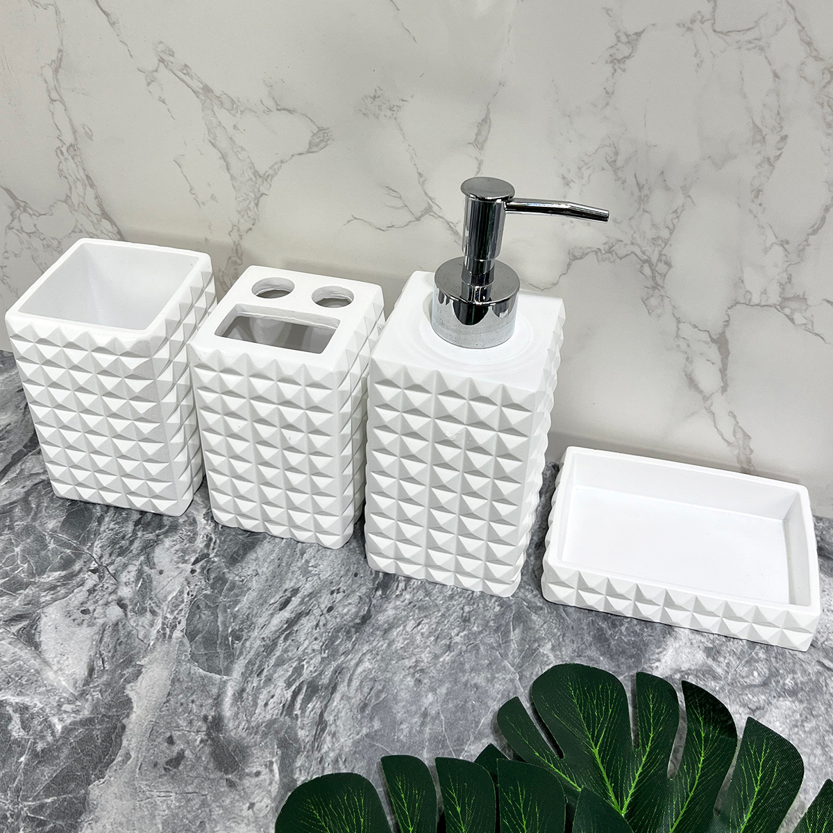Productos de baño de resina moderna blanca pura cuatro piezas de baño modelo de baño decoración hotel baño conjunto de baño