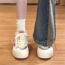 小众不撞款小白鞋女2026新款秋冬百搭chic厚底面包鞋学生运动板鞋