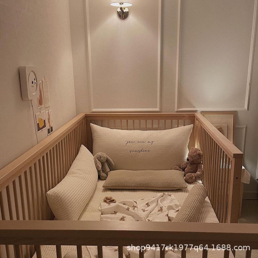 韓国のベッドの上で枕をして子供の部屋のベビーベッドの畳のベッドの上で背もたれを分解して刺繍の名前を洗うことができます。