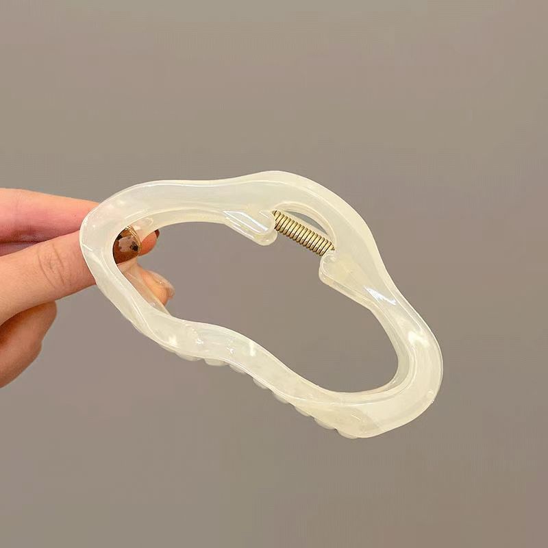 大きいサイズの髪の雲は女性の後頭部の気質のサメを挟んで高級感のアイデアを挟みます。|undefined