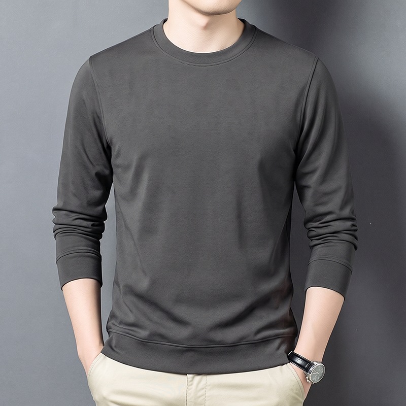 Fashionable and simple solid color long-sleeved pullover base shirt for middle-aged and young men, new autumn and winter style, casual and versatile top.