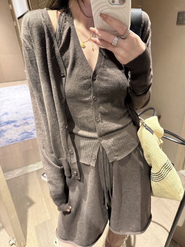 叠穿V领针织挂脖开衫外套中裤三件套女2025早秋新款纸片人套装|undefined