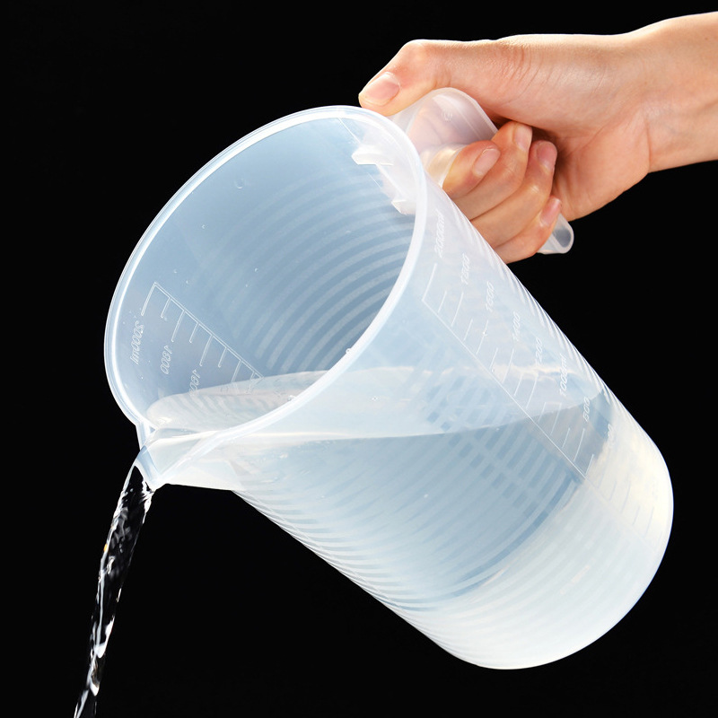 Taza de medición de PP transparente con tapa cocina para hornear leche tienda de té suministros de hotel taza de plástico a rayas con escala