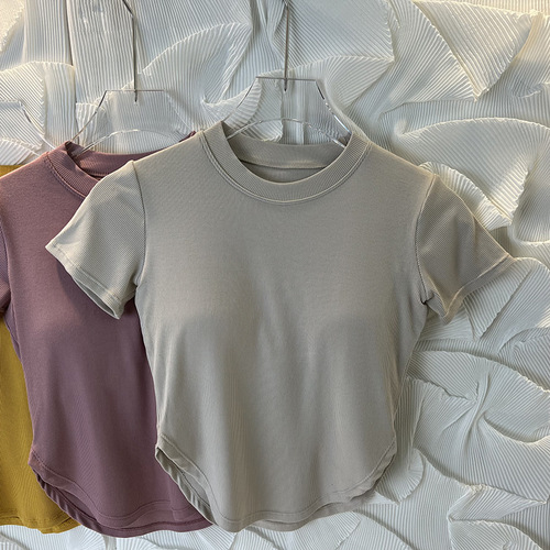 Soft threaded yoga clothes with chest pads and exposed waist. Slim-fitting round neck fitness tops. Summer breathable sports short-sleeved T-shirts.