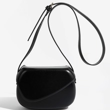 秋季新品2024女包高级感马鞍包不对称翻盖简约主义盒式斜挎包