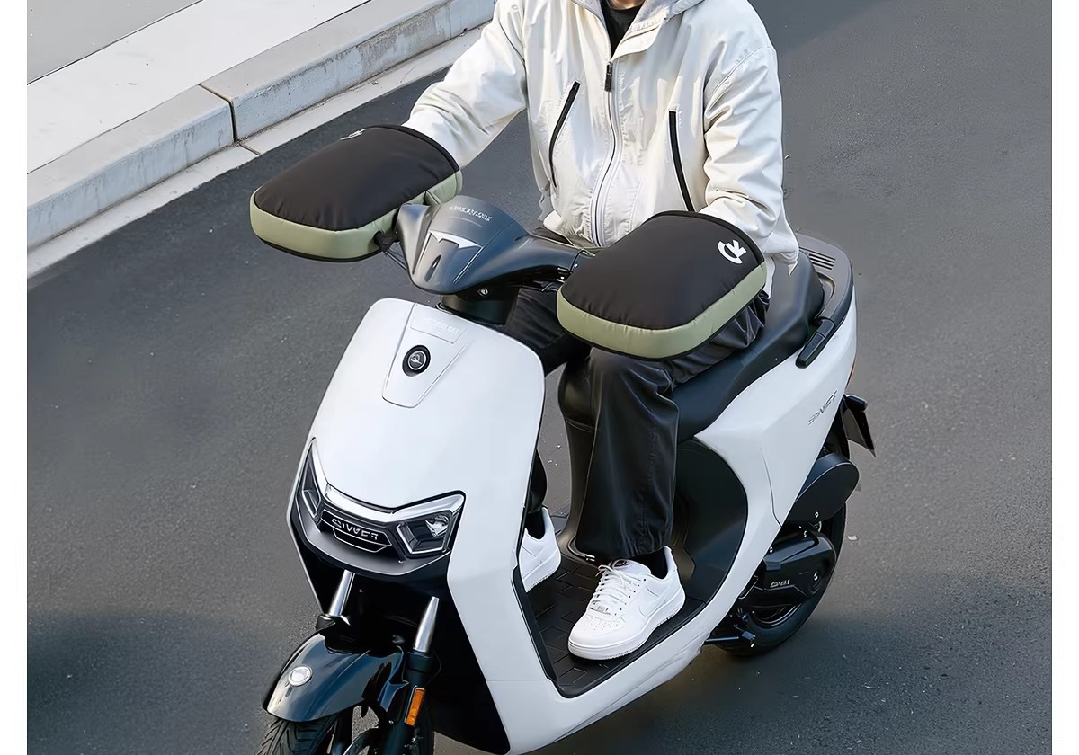 25-Year New Model Winter Electric Vehicle Handlebar Covers with Fleece Lining, Warm Protective Gloves for Motorcycles, Cotton-Padded, Waterproof, and Rainproof