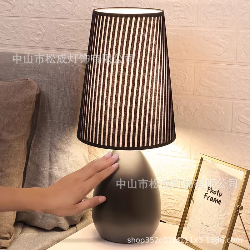 Lámparas de escritorio nórdicas transfronterizas modernas y románticas americanas de protección de ojos de detección táctil decoración hotelera lámpara de cabecera led