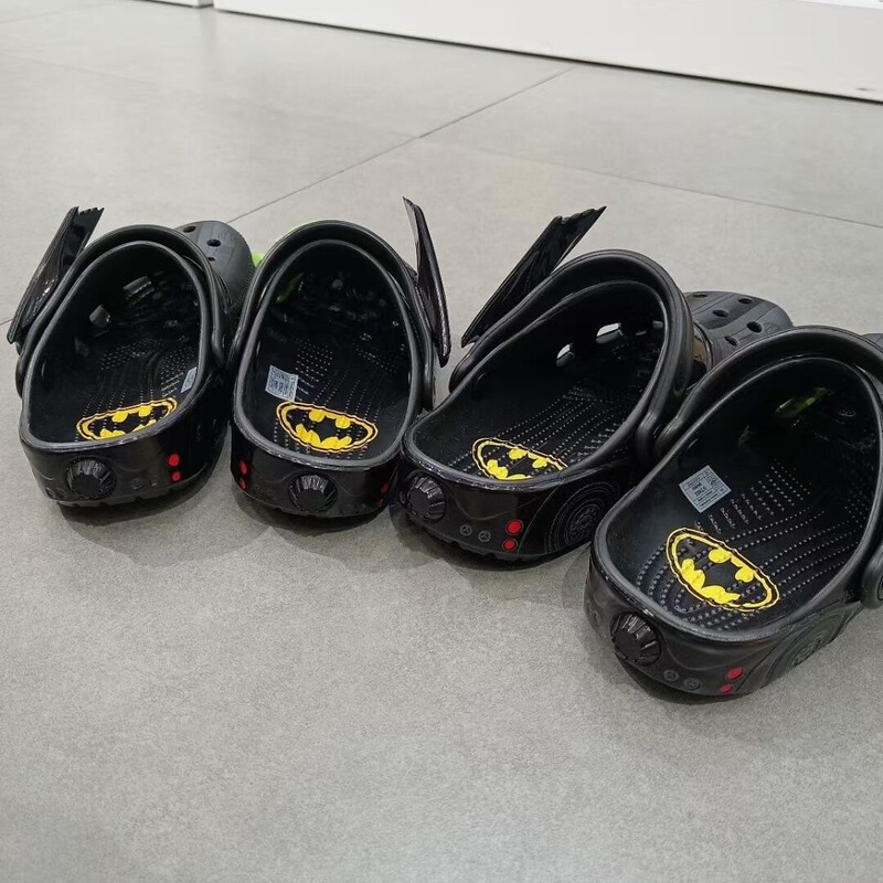 Summer New Model Batman Winged Car-Themed Parent-Child Anti-Collision Closed-Toe Sandals, Non-Slip Beach Shoes, Available for Wholesale and Dropshipping Summer New Model Batman Winged Car-Themed Parent-Child Anti-Collision Closed-Toe Sandals, Non-Slip Beach Shoes, Available for Wholesale and Dropshipping