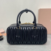 (广州全钢原厂版) MIU谬家月牙包hobo手提褶皱云朵f lv斜挎饺子包