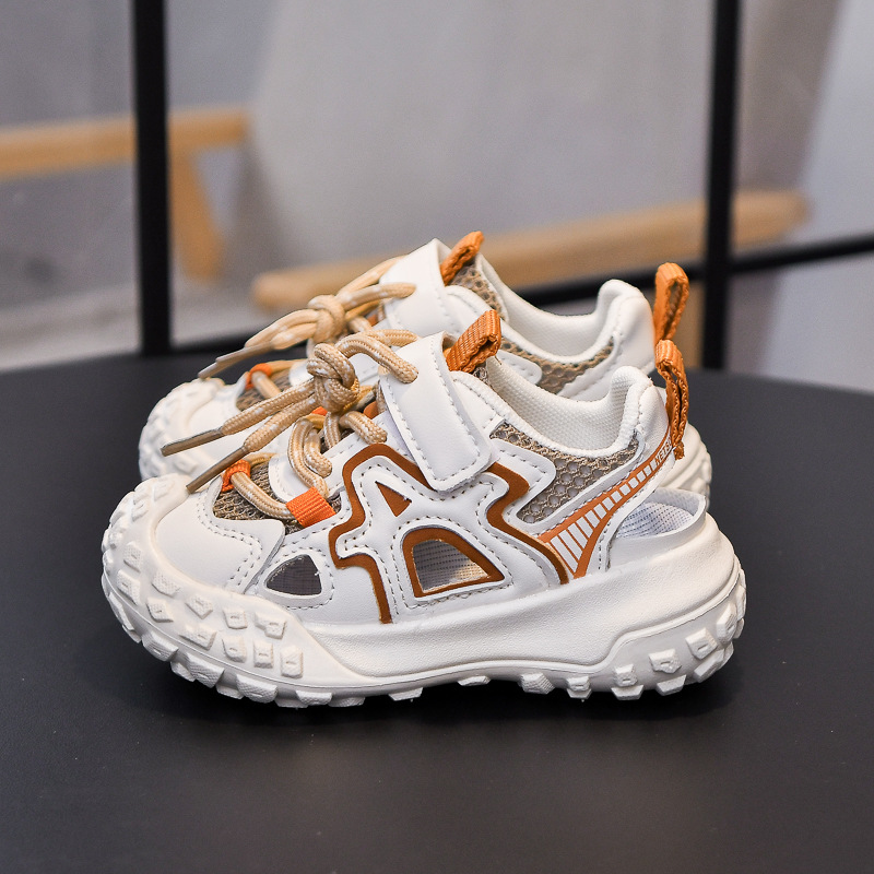 Verano 2025 nuevo estilo sandalias para niños con suela de neumáticos zapatos con marco deportivo hueco Baotou para niños pequeños y medianos zapatos de playa de suela suave