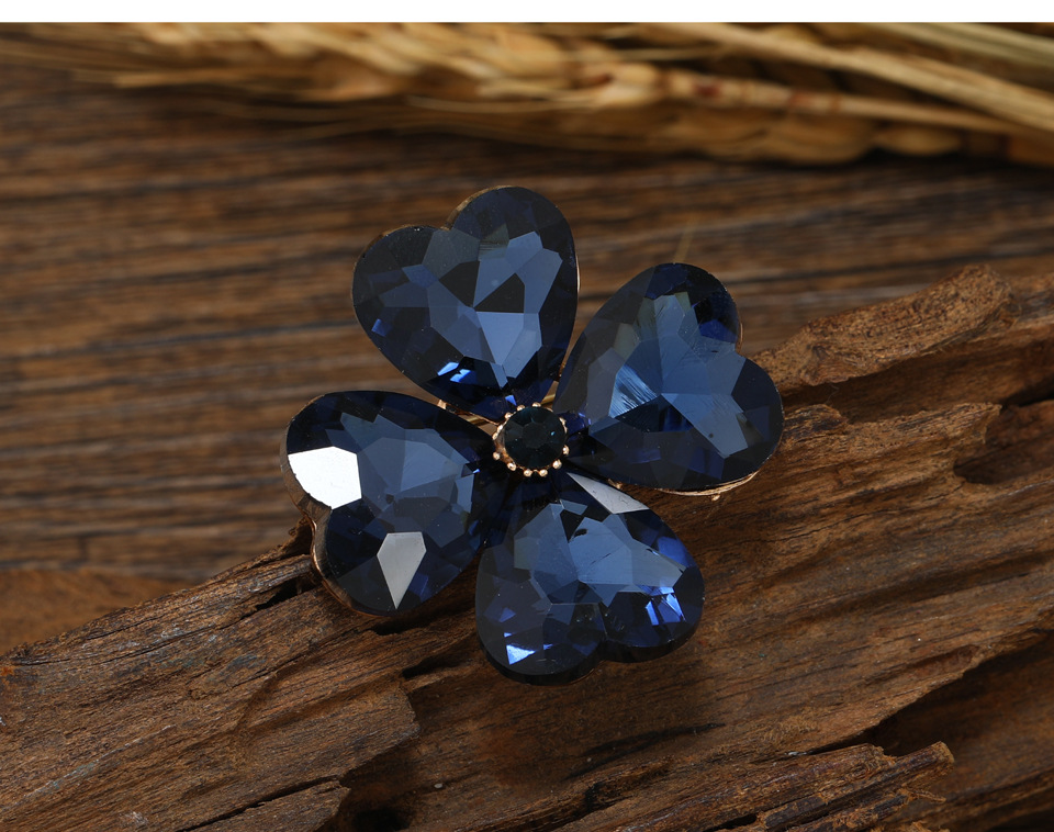 Alloy Material Shamrock Pattern Simple Style Shamrock Alloy Inlay Rhinestones Women's Brooches