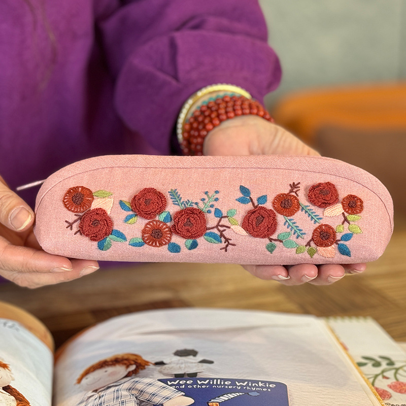 Bolsa de bolígrafo de estudiantes bordado de viento chino Lu bordado a mano flores y hierbas caja de papelería creativa regalo de apertura de la escuela caja de bolígrafo de arte
