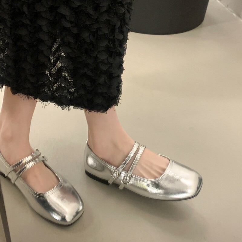 French-style shallow silver women's shoes, 2026 new model, perfect for pairing with skirts, summer and autumn low-heel flat shoes, extremely stylish ballet leather shoes French-style shallow silver women's shoes, 2026 new model, perfect for pairing with skirts, summer and autumn low-heel flat shoes, extremely stylish ballet leather shoes