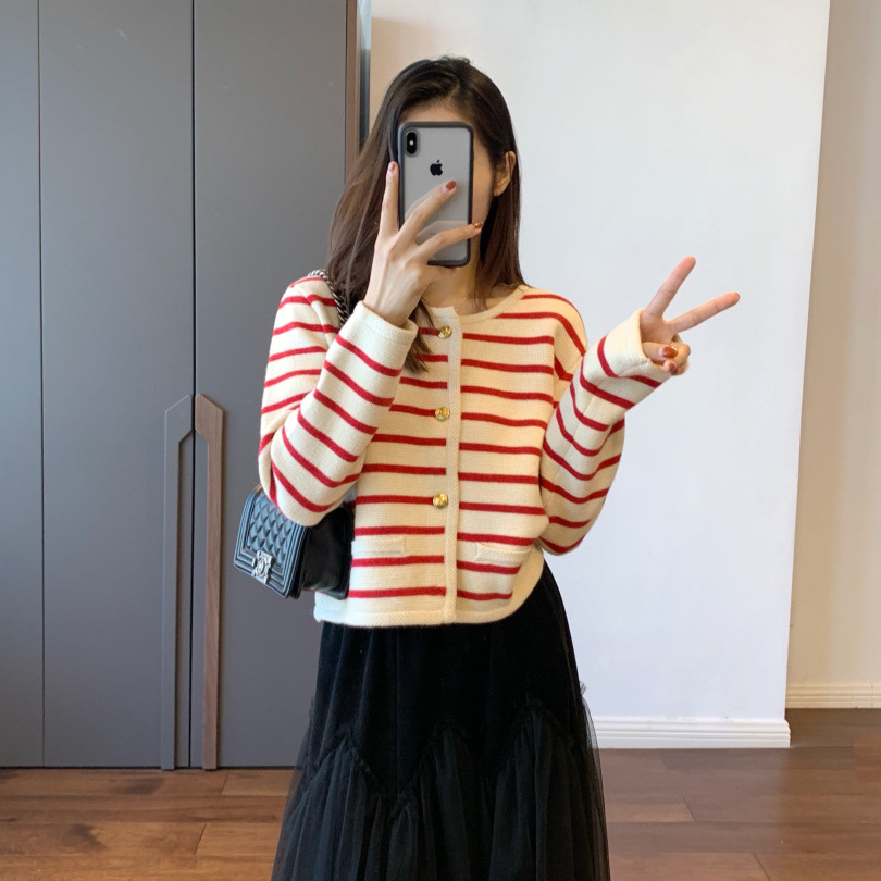 Rayas de punto cardigan para las mujeres Otoño Nuevo estilo Chanel Francés contraste color flojo cuello redondo corto manga larga suéter la capa image 5