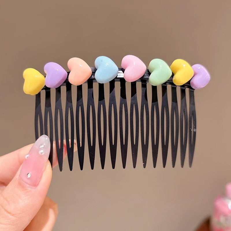 Hermosos niños tirando del cabello de la cabeza de la niña peinada de cabello de la parte posterior de la frente peinada peinada de cabello toque