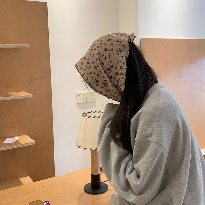 Bufandas triangulares cuello nuevo pañuelo para mujeres pastílico viento versátil de alto nivel sensación bufandas de flores trituradas bordes de media luna de punto correa de pelo