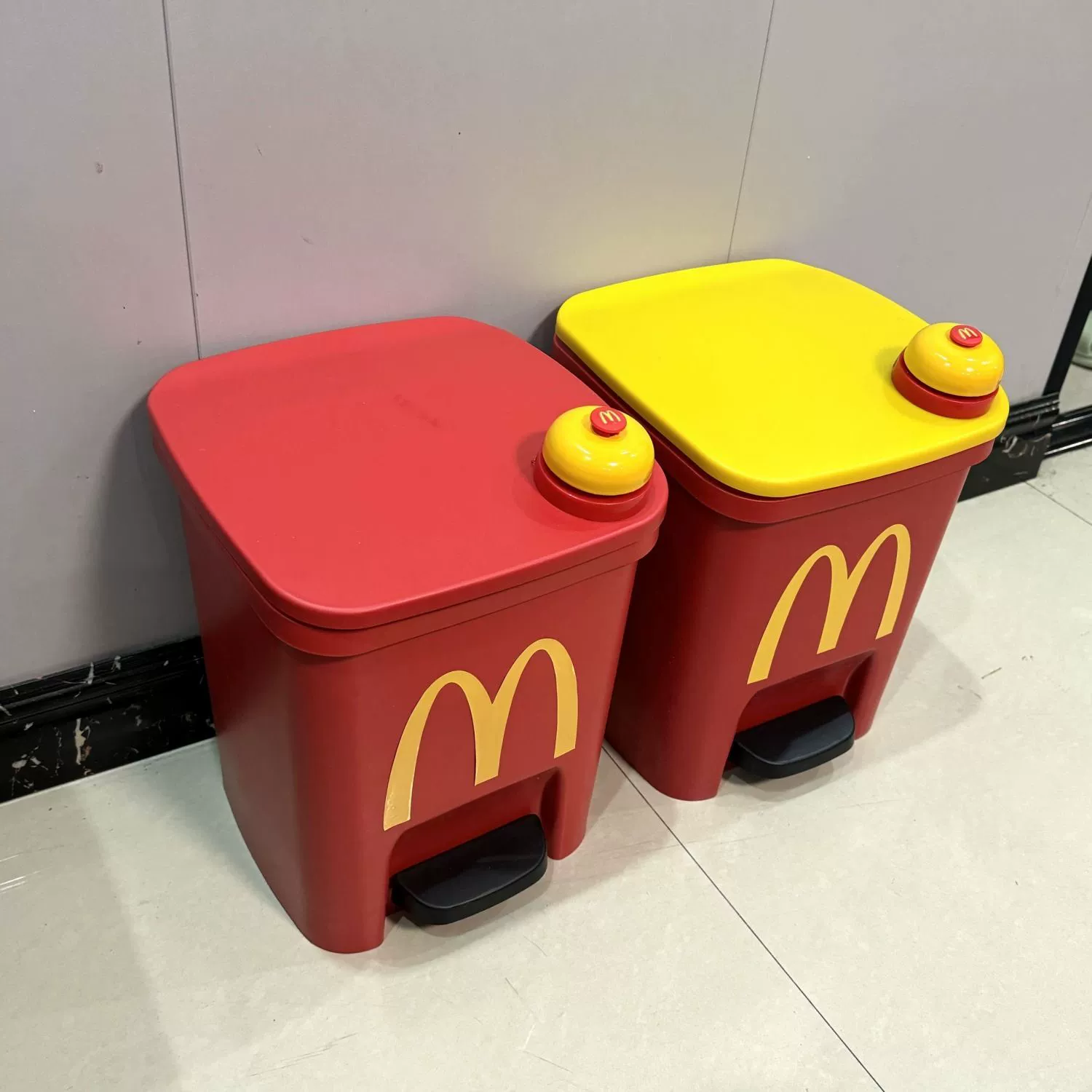 Мусорное ведро в стиле McDonald's для домашнего использования в гостиной, милая мультяшная педаль с крышкой, большая вместимость, высокая эстетическая ценность для спальни.