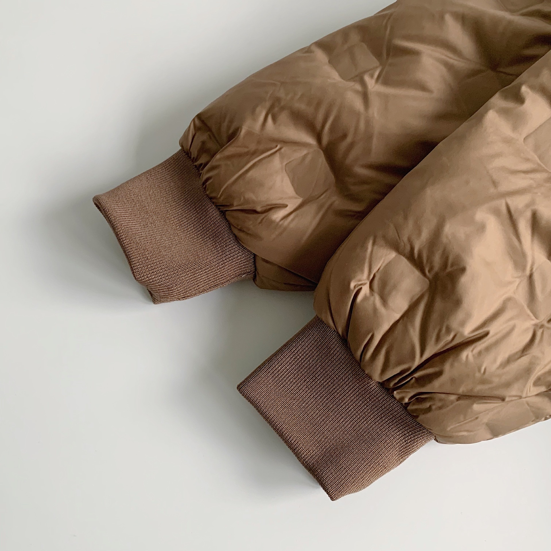 Chaqueta de plumón para niños Maibao 2024 invierno nuevo producto estándar suelto 90 plumón de pato blanco cálido versión coreana salvaje F0472