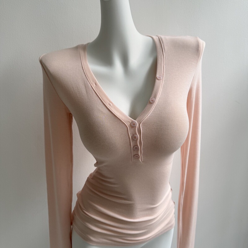 Classic Henley shirt! The fabric is extremely comfortable~ skin-friendly, breathable, thin, sexy, and figure-flattering long-sleeve T-shirt for layering